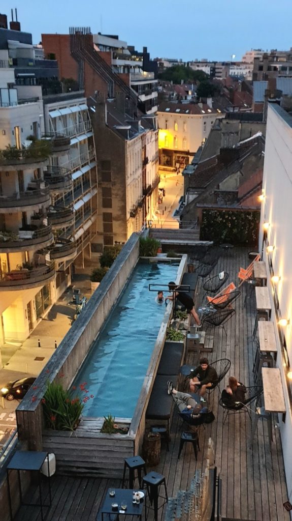 Rooftop bazén na streche hotela